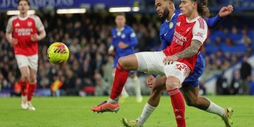 Duel Reece James dan Riccardo Calafiori dalam laga Chelsea vs Arsenal, Minggu (30/11/2025). (c) AP Photo/Ian Walton