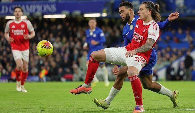Duel Reece James dan Riccardo Calafiori dalam laga Chelsea vs Arsenal, Minggu (30/11/2025). (c) AP Photo/Ian Walton