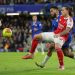 Duel Reece James dan Riccardo Calafiori dalam laga Chelsea vs Arsenal, Minggu (30/11/2025). (c) AP Photo/Ian Walton