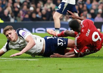 Micky van de Ven tidak pernah berniat mencederai Alexanderi Isak. (Getty Images/Marc Atkins)