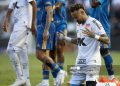 Neymar berdoa sembari menangis selepas pertandingan Santos FC melawan Cruzeiro pada pekan terakhir Liga Brasil di Stadion Vila Belmiro (7/12/2025). (MIGUEL SCHINCARIOL/AFP)