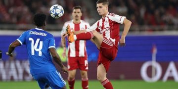 Christos Mouzakitis (kanan) jadi incaran klub-klub raksasa Eropa. (REUTERS/Stephane Mahe)