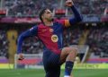 Di babak kedua, Barcelona tampil menekan. Pada menit ke-56, tandukan Ronald Araujo menambah keunggulan Barcelona atas Real Sociedad. (LLUIS GENE/AFP)