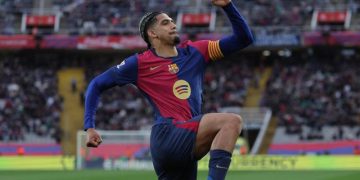 Di babak kedua, Barcelona tampil menekan. Pada menit ke-56, tandukan Ronald Araujo menambah keunggulan Barcelona atas Real Sociedad. (LLUIS GENE/AFP)