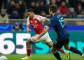 Pemain Arsenal, Gabriel Jesus (kiri), berebut bola dengan pemain Inter Milan, Francesco Acerbi, dalam pertandingan fase liga Liga Champions di Giuseppe Meazza, Rabu (21/1/2026). (AP Photo/Luca Bruno)