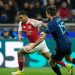 Pemain Arsenal, Gabriel Jesus (kiri), berebut bola dengan pemain Inter Milan, Francesco Acerbi, dalam pertandingan fase liga Liga Champions di Giuseppe Meazza, Rabu (21/1/2026). (AP Photo/Luca Bruno)