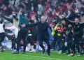 Pelatih Benfica Jose Mourinho rayakan gol sundulan kiper Anatoliy Trubin. (AP Photo/Armando Franca)
