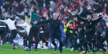Pelatih Benfica Jose Mourinho rayakan gol sundulan kiper Anatoliy Trubin. (AP Photo/Armando Franca)