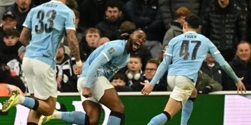 Pemain anyar Man City, Antoine Semenyo, merayakan golnya ke gawang Newcastle United pada lanjutan Carabao Cup di St. James' Park, Rabu (14/1/2026) dini hari WIB. (Oli SCARFF / AFP)
