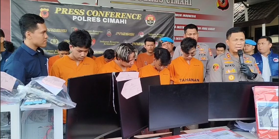 Polres Cimahi gerebek rumah markas judi online di Batujajar, KBB. Empat pemuda ditangkap karena jadi CS 7 situs judi Kamboja dengan gaji Rp5 juta sebulan. (Uby/pasjabar)