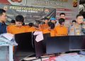 Polres Cimahi gerebek rumah markas judi online di Batujajar, KBB. Empat pemuda ditangkap karena jadi CS 7 situs judi Kamboja dengan gaji Rp5 juta sebulan. (Uby/pasjabar)
