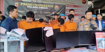 Polres Cimahi gerebek rumah markas judi online di Batujajar, KBB. Empat pemuda ditangkap karena jadi CS 7 situs judi Kamboja dengan gaji Rp5 juta sebulan. (Uby/pasjabar)