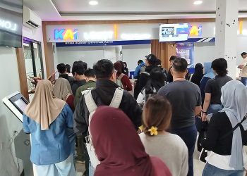 calon penumpang memenuhi lokat refund tiket kereta api di Stasiun Bandung. (Uby)