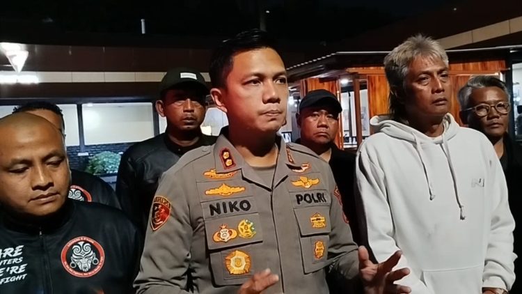 Polres Cimahi amankan dua pelaku bentrok ormas di Lembang yang akibatkan satu orang tewas. Dua pelaku lain masih buron. (Uby/pasjabar)