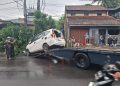 Sebuah Toyota Calya rusak parah setelah dihantam truk bermuatan berat di Jalan Raya Purwakarta-Padalarang pada Jumat (23/1/26) sore. (Uby/pasjabar)