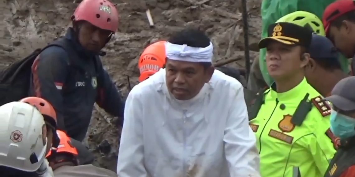Gubernur Jabar Dedi Mulyadi tinjau longsor Pasirlangu, Bandung Barat. KDM bantu evakuasi 3 jenazah dan soroti alih fungsi lahan sebagai penyebab utama. (Uby/pasjabar)