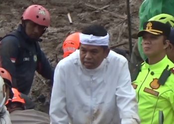 Gubernur Jabar Dedi Mulyadi tinjau longsor Pasirlangu, Bandung Barat. KDM bantu evakuasi 3 jenazah dan soroti alih fungsi lahan sebagai penyebab utama. (Uby/pasjabar)