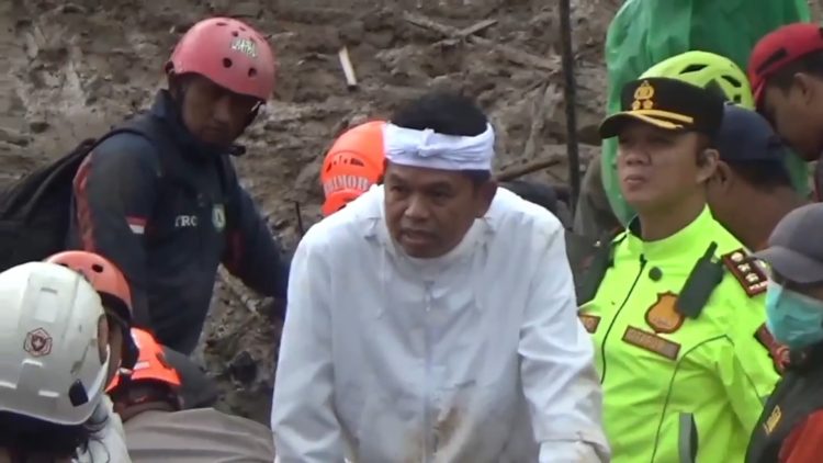 Gubernur Jabar Dedi Mulyadi tinjau longsor Pasirlangu, Bandung Barat. KDM bantu evakuasi 3 jenazah dan soroti alih fungsi lahan sebagai penyebab utama. (Uby/pasjabar)