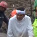 Gubernur Jabar Dedi Mulyadi tinjau longsor Pasirlangu, Bandung Barat. KDM bantu evakuasi 3 jenazah dan soroti alih fungsi lahan sebagai penyebab utama. (Uby/pasjabar)