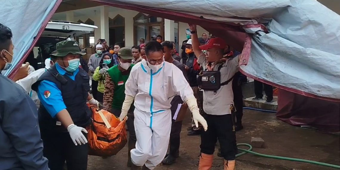 Update hari ke-6 evakuasi longsor Cisarua, Bandung Barat. 56 kantong jenazah dievakuasi, 41 teridentifikasi, dan 24 warga masih dalam pencarian. (Uby/pasjabar)