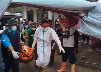 Update hari ke-6 evakuasi longsor Cisarua, Bandung Barat. 56 kantong jenazah dievakuasi, 41 teridentifikasi, dan 24 warga masih dalam pencarian. (Uby/pasjabar)