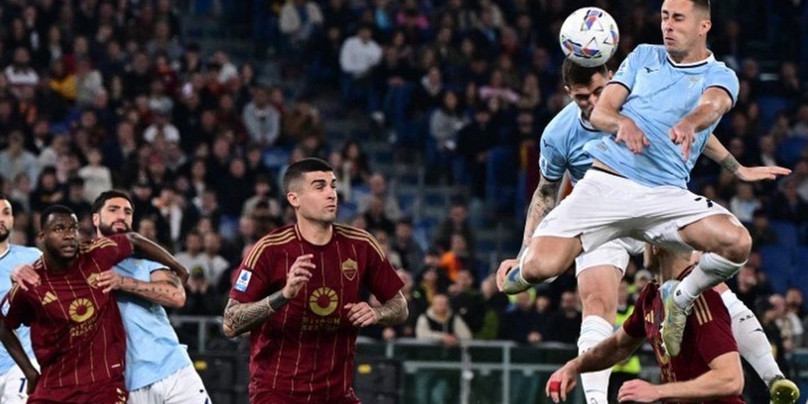 AC Milan menyiapkan langkah untuk merekrut bek Lazio, Adam Marusic, pada bursa transfer mendatang. (Photo by Tiziana FABI / AFP)(AFP/TIZIANA FABI)