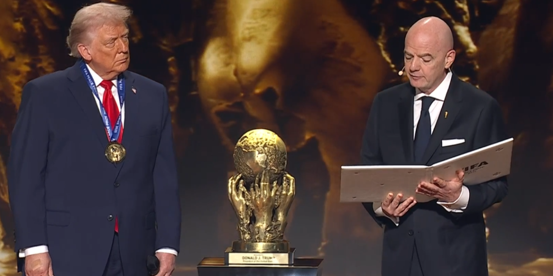 Presiden Amerika Serikat, Donald Trump, mendapat penghargaan trofi perdamaian dari FIFA atau FIFA Peace Prize di tengah-tengah acara undian Piala Dunia 2026. Final Draw atau undian Piala Dunia 2026 digelar di John F. Kennedy Center for the Performing Arts, Washington, D.C. pada Jumat (5/12/2025) pukul 12.00 Eastern Time atau tengah malam WIB.(FIFA)