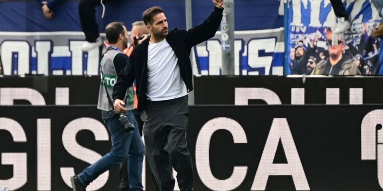Pelatih Como 1907, Cesc Fabregas, saat menangani kubu milik Grup Djarum asal Indonesia tersebut di ajang Liga Italia 2025-2026.(AFP/PIERO CRUCIATTI)