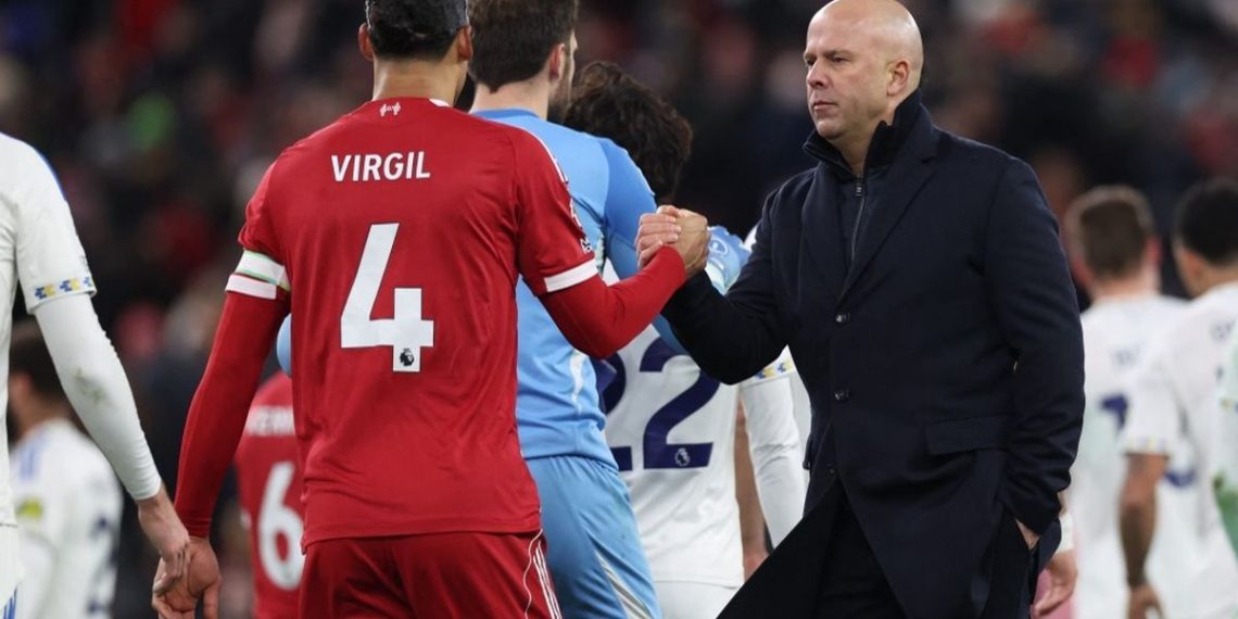 Pelatih Liverpool Arne Slot (kanan), menyapa bek Virgil van Dijk (kiri), di akhir pertandingan Liga Inggris antara Liverpool dan Leeds United di Anfield, Liverpool, barat laut Inggris, pada 1 Januari 2026.(AFP/DARREN STAPLES)