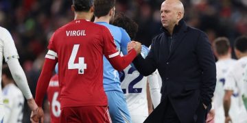 Pelatih Liverpool Arne Slot (kanan), menyapa bek Virgil van Dijk (kiri), di akhir pertandingan Liga Inggris antara Liverpool dan Leeds United di Anfield, Liverpool, barat laut Inggris, pada 1 Januari 2026.(AFP/DARREN STAPLES)
