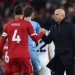 Pelatih Liverpool Arne Slot (kanan), menyapa bek Virgil van Dijk (kiri), di akhir pertandingan Liga Inggris antara Liverpool dan Leeds United di Anfield, Liverpool, barat laut Inggris, pada 1 Januari 2026.(AFP/DARREN STAPLES)