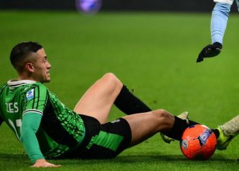 "Gol cepat Alieu Fadera membawa Sassuolo menang 1-0 atas Cremonese, dengan rating Jay Idzes dan Emil Audero hampir seimbang.(AFP/MARCO BERTORELLO)