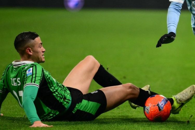 "Gol cepat Alieu Fadera membawa Sassuolo menang 1-0 atas Cremonese, dengan rating Jay Idzes dan Emil Audero hampir seimbang.(AFP/MARCO BERTORELLO)