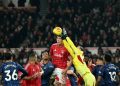 Matz Sels meninju bola dalam pertandingan sepak bola Liga Inggris antara Nottingham Forest vs Arsenal di The City Ground di Nottingham, Inggris tengah, pada 17 Januari 2026. (Foto oleh JUSTIN TALLIS / AFP) (AFP/JUSTIN TALLIS)