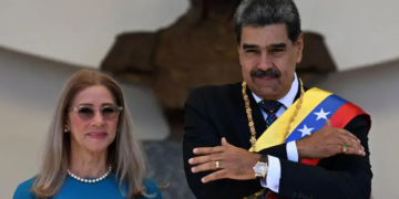 Nicolas Maduro dipotret bersama istrinya, Cilia Flores, dalam seremoni pelantikan presiden di Caracas, Januari 2025. (AFP via Getty Images)
