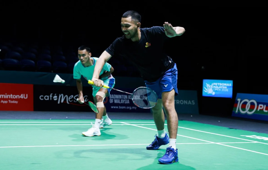 Ganda putra Indonesia Fajar Alfian (kanan)/Muhammad Shohibul Fikri (kiri) saat menjalani latihan jelang BWF World Tour Super 1000 Malaysia Open 2025 di Axiata Arena, Kuala Lumpur, Malaysia, Selasa (6/1/2026). (PBSI)