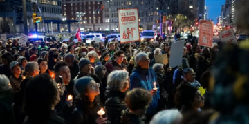 Massa demonstran turun ke jalan membela Renee Nicole Good, wanita AS yang ditembak mati agen ICE di Minneapolis. Foto/Allie Ippolito/ via The Inquirer