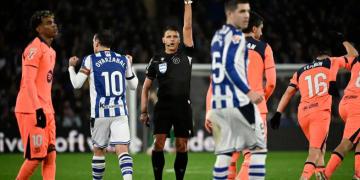 Barcelona telan kekalahan menyakitkan 1-2 dari Real Sociedad. 3 gol dianulir VAR dan 4 kali kena tiang gawang membuat posisi Barca di puncak terancam Real Madrid. (AFP)