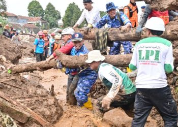 Lanud Husein Sastranegara bantu longsor
