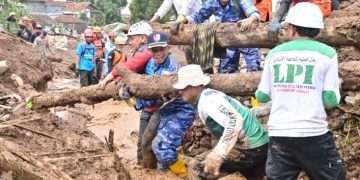 Lanud Husein Sastranegara bantu longsor