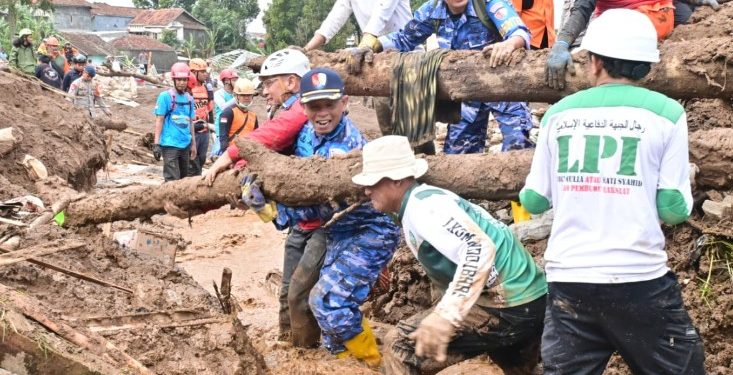 Lanud Husein Sastranegara bantu longsor