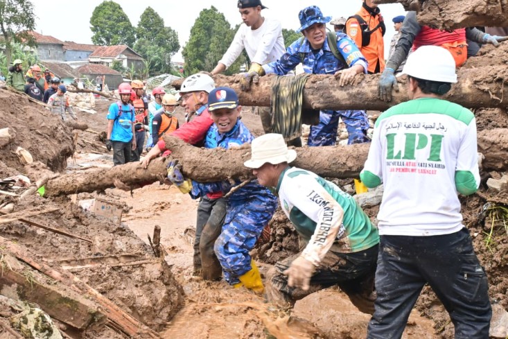 Lanud Husein Sastranegara bantu longsor