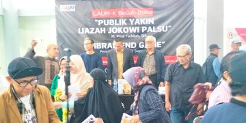 Bedah buku kontroversial di Bandung mengungkap klaim ijazah palsu Jokowi dan Gibran tak lulus SMA. Tokoh nasional dan jenderal TNI serukan pemakzulan 2026. (fal/pasjabar)