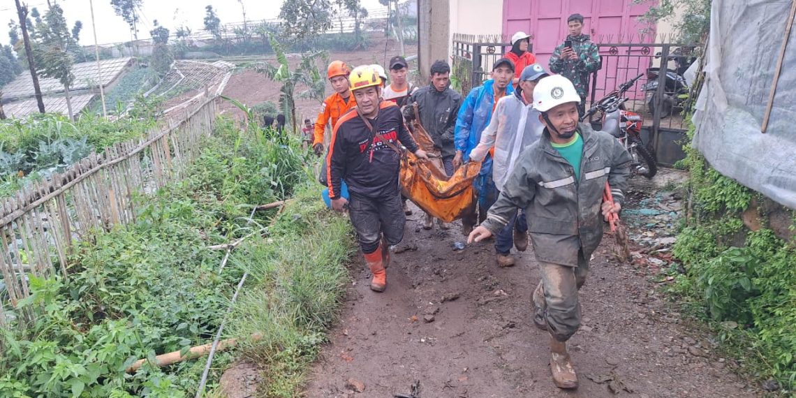 Update terbaru longsor Desa Pasirlangu, Bandung Barat. 10 kantong jenazah masuk posko DVI, 71 orang hilang, dan Gubernur Dedi Mulyadi soroti alih fungsi lahan. (Echi/pasjabar)