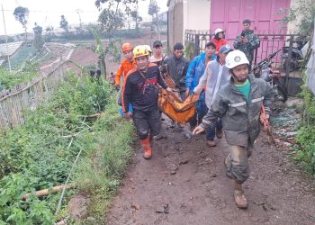 Update terbaru longsor Desa Pasirlangu, Bandung Barat. 10 kantong jenazah masuk posko DVI, 71 orang hilang, dan Gubernur Dedi Mulyadi soroti alih fungsi lahan. (Echi/pasjabar)