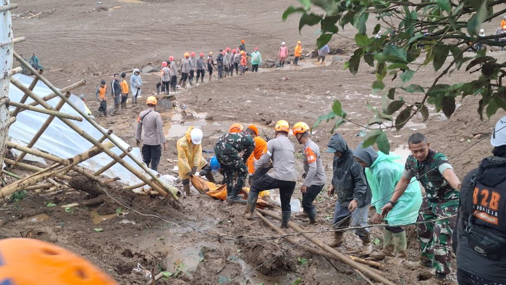 tangan dan kaki terpisah ditemukan petugas, tim dvi kerja keras identifikasi korban di tengah cuaca buruk. (Echi/pasjabar)