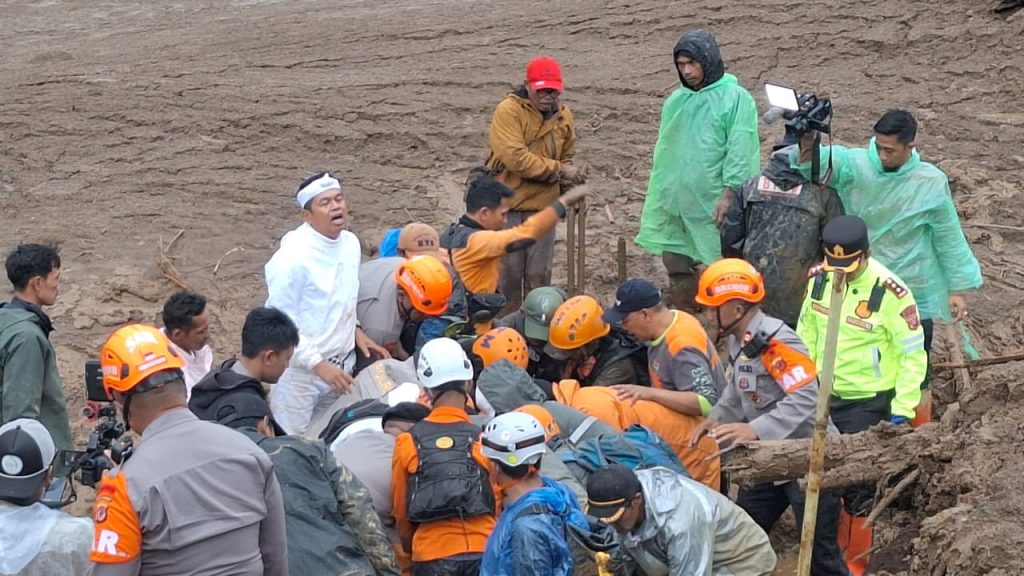 Dedi Mulyadi mengatakan alih fungsi lahan jadi biang kerok longsor pasirlangu, 71 nyawa masih terjebak di bawah timbunan lumpur. (Echi/pasjabar)