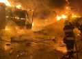 Foto: Api dan asap mengepul dari truk yang terbakar di lokasi fasilitas gudang yang terkena serangan pesawat tak berawak Rusia, di tengah serangan Rusia terhadap Ukraina, di desa Murovane, di luar Lviv, Ukraina, 6 September 2024. (via REUTERS/STATE EMERGENCY SERVICE OF UKRAI)