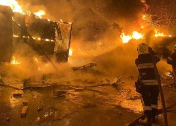 Foto: Api dan asap mengepul dari truk yang terbakar di lokasi fasilitas gudang yang terkena serangan pesawat tak berawak Rusia, di tengah serangan Rusia terhadap Ukraina, di desa Murovane, di luar Lviv, Ukraina, 6 September 2024. (via REUTERS/STATE EMERGENCY SERVICE OF UKRAI)