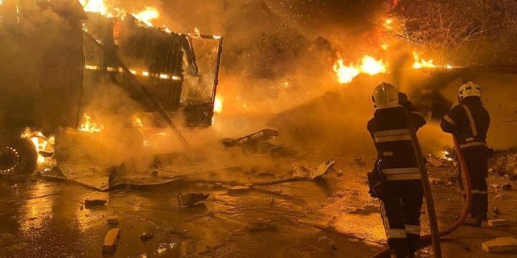 Foto: Api dan asap mengepul dari truk yang terbakar di lokasi fasilitas gudang yang terkena serangan pesawat tak berawak Rusia, di tengah serangan Rusia terhadap Ukraina, di desa Murovane, di luar Lviv, Ukraina, 6 September 2024. (via REUTERS/STATE EMERGENCY SERVICE OF UKRAI)